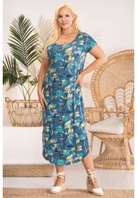 KARKO - Sukienka letnia z dzianiny z rozcięciami po bokach ESMERALDA w kwiaty na morskim tle PROMOCJA. Okazja: na co dzień, do pracy, na ślub cywilny, na wesele. Kolekcja: plus size. Kolor: morski. Materiał: dzianina. Długość rękawa: krótki rękaw. Wzór: kwiaty. Sezon: lato. Typ sukienki: asymetryczne, oversize, dla puszystych, sportowe. Styl: sportowy, wizytowy, elegancki, casual #1