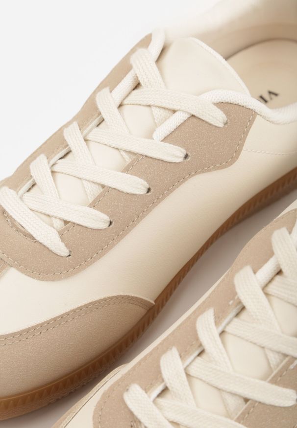 Born2be - Ciemnobeżowe Sneakersy Tenisówki z Ozdobnymi Paskami Danavin. Okazja: na co dzień. Zapięcie: pasek. Kolor: beżowy. Materiał: jeans. Wzór: paski. Obcas: na obcasie. Wysokość obcasa: niski
