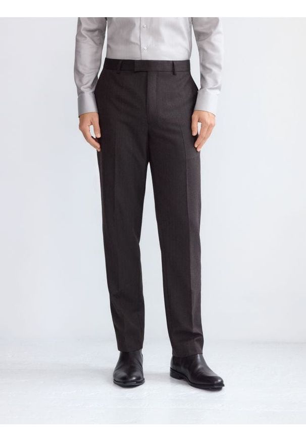 Reserved - Spodnie garniturowe z wełną - brązowy. Kolor: brązowy. Materiał: wełna