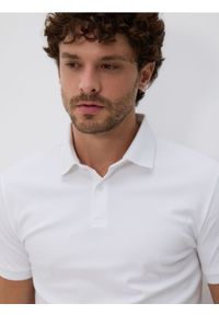 Reserved - Polo slim z bawełny pima - złamana biel. Typ kołnierza: polo. Materiał: bawełna