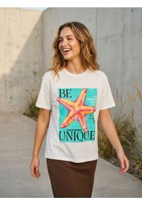 Sinsay - Bawełniana koszulka z nadrukiem - kremowy. Kolor: kremowy. Materiał: bawełna. Wzór: nadruk #1