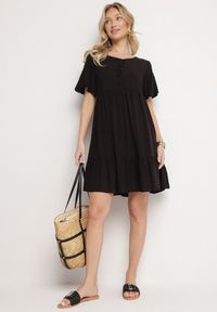 Born2be - Czarna Sukienka z Bawełny o Rozkloszowanym Kroju z Wiązaniem przy Dekolcie Mepilea. Okazja: na co dzień. Kolor: czarny. Materiał: bawełna. Długość rękawa: krótki rękaw. Sezon: wiosna, lato. Typ sukienki: rozkloszowane. Styl: elegancki, casual, klasyczny #3