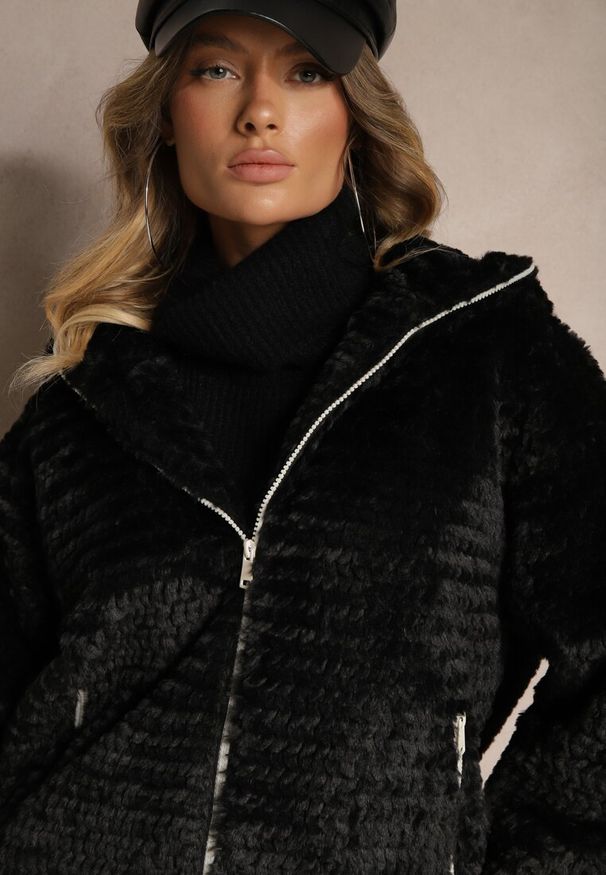 Renee - Czarna Kurtka z Futerkiem Kapturem i Ściągaczami Deolie. Okazja: na co dzień. Kolor: czarny. Materiał: futro. Długość rękawa: długi rękaw. Długość: długie. Styl: casual, elegancki, sportowy