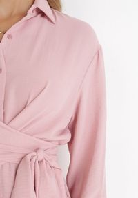 Born2be - Różowa Koszulowa Sukienka Midi z Guzikami i Materiałowym Paskiem Tetenai. Okazja: na co dzień. Kolor: różowy. Materiał: materiał. Typ sukienki: koszulowe. Styl: casual. Długość: midi #3