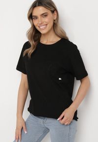 Born2be - Czarny Bawełniany T-shirt o Klasycznym Fasonie z Kieszonką Asettia. Okazja: na spacer, na co dzień. Kolor: czarny. Materiał: bawełna. Wzór: aplikacja. Styl: klasyczny
