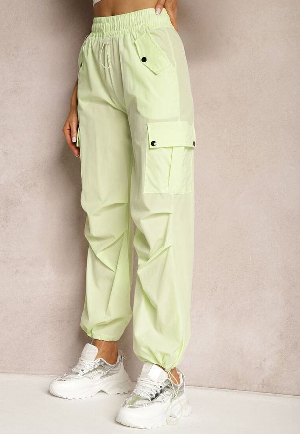 Renee - Jasnozielone Spodnie High Waist o Fasonie Bojówek ze Ściągaczem w Pasie Elola. Stan: podwyższony. Kolor: zielony. Materiał: bawełna. Długość: długie. Styl: klasyczny