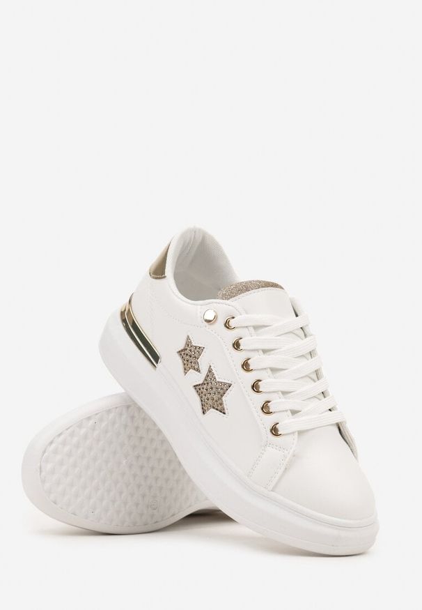 Born2be - Biało-Złote Płaskie Sneakersy z Gwiazdkami i Metalicznymi Wstawkami Jalelia. Okazja: na spotkanie biznesowe. Nosek buta: okrągły. Kolor: biały. Materiał: jeans. Wzór: aplikacja