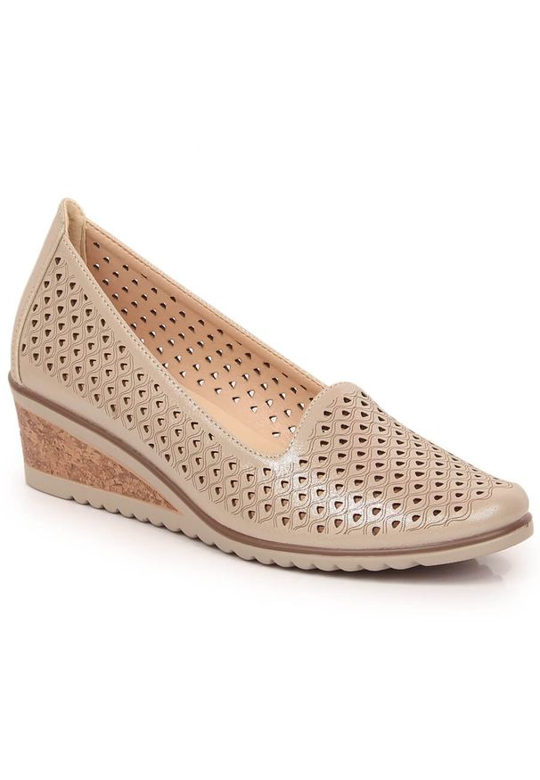 POTOCKI - Półbuty damskie połyskujące na koturnie ażurowe beżowe Potocki SZ12018. Kolor: beżowy. Materiał: skóra ekologiczna. Szerokość cholewki: normalna. Wzór: ażurowy. Obcas: na koturnie. Styl: elegancki