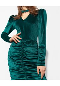 COSEL - Zielona aksamitna sukienka mini. Okazja: na imprezę. Kolor: zielony. Materiał: materiał. Długość rękawa: długi rękaw. Wzór: nadruk. Typ sukienki: kopertowe. Styl: klasyczny, wizytowy, elegancki. Długość: mini #6