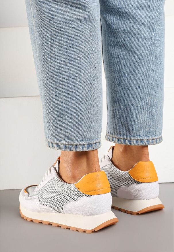 Renee - Białe Sneakersy Skórzane Ozdobione Geometrycznym Motywem Wibessa. Okazja: na co dzień. Kolor: biały. Materiał: skóra. Wzór: aplikacja, geometria