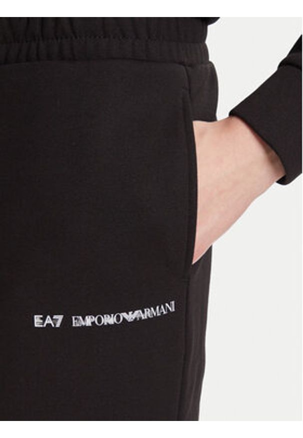 EA7 Emporio Armani Dres 7W000802 AF10443 UC001 Czarny Regular Fit. Kolor: czarny. Materiał: syntetyk