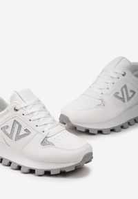 Born2be - Białe Sneakersy z Brokatową Naszywką i Szerokim Bieżnikiem Aduria. Kolor: biały. Wzór: aplikacja
