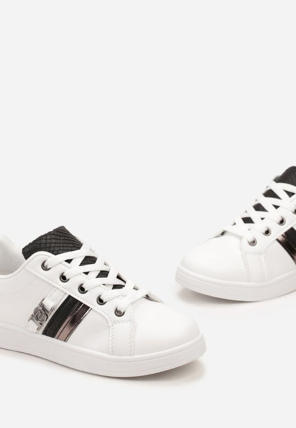Renee - Biało-Czarne Sneakersy z Ozdobną Klamrą i Cholewką przed Kostkę Teralis. Okazja: na co dzień. Wysokość cholewki: przed kostkę. Zapięcie: klamry. Kolor: czarny. Szerokość cholewki: normalna