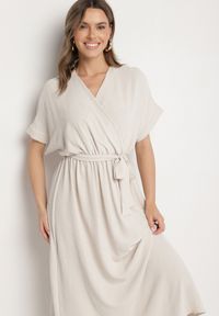 Born2be - Beżowa Sukienka z Bawełną i Ozdobnym Paskiem Lunistra. Okazja: na co dzień. Kolor: beżowy. Materiał: bawełna. Wzór: aplikacja. Styl: elegancki, casual, klasyczny #5