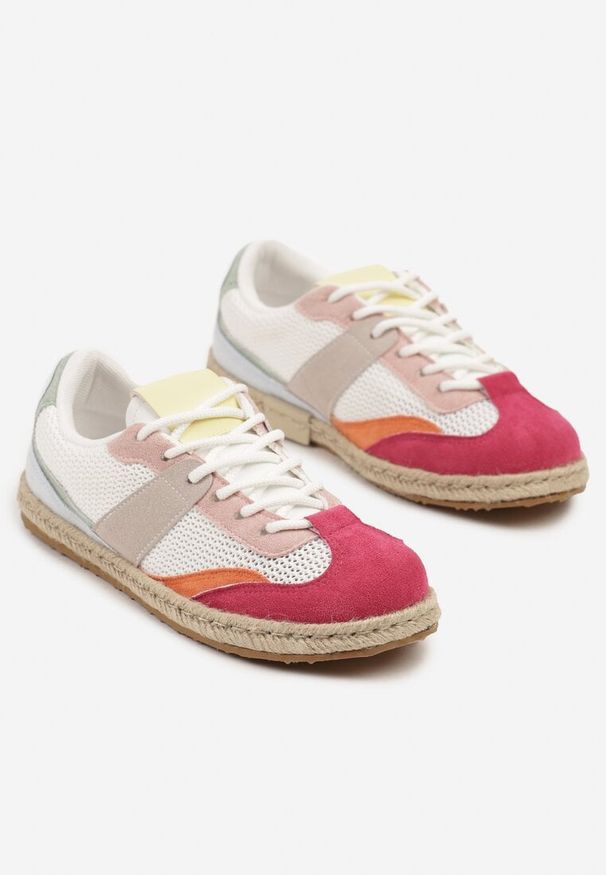 Born2be - Biało-Czerwone Sneakersy w Stylu Klasycznych Tenisówek z Ozdobnymi Przeszyciami Emloti. Okazja: na uczelnię, na co dzień. Kolor: biały. Szerokość cholewki: normalna. Obcas: na płaskiej podeszwie