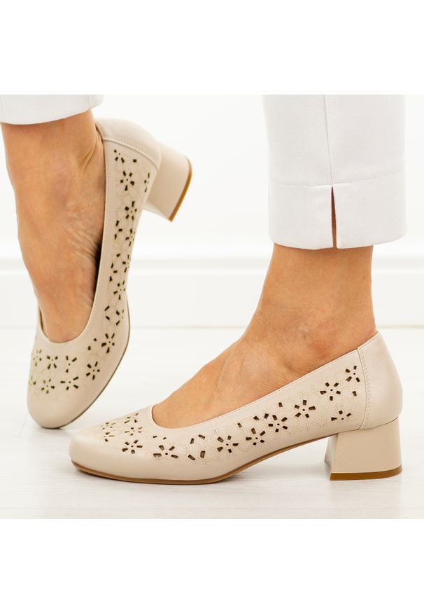 Cieliste czółenka damskie na obcasie Sergio Leone Sk180. Okazja: do pracy, na wesele, na spotkanie biznesowe, na ślub cywilny. Nosek buta: okrągły. Materiał: skóra. Szerokość cholewki: normalna. Sezon: wiosna, lato. Obcas: na obcasie. Styl: elegancki, biznesowy, klasyczny, wizytowy. Wysokość obcasa: średni