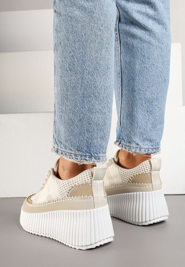 Renee - Beżowe Sneakersy na Tłoczonej Platformie z Ozdobnymi Przeszyciami Faloviela. Kolor: beżowy. Materiał: jeans. Obcas: na platformie