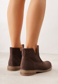 Born2be - Brązowe Płaskie Botki Sztyblety z Ażurowym Wzorem ze Skórzaną Wkładką Terisina. Okazja: na co dzień. Kolor: brązowy. Materiał: skóra. Wzór: ażurowy. Obcas: na obcasie. Styl: casual, elegancki. Wysokość obcasa: niski #8