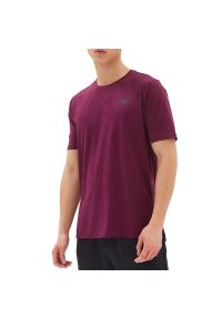 Koszulka New Balance MT23281DEM - bordowa. Kolor: czerwony. Materiał: materiał, poliester. Długość rękawa: krótki rękaw. Długość: krótkie. Sport: fitness #1