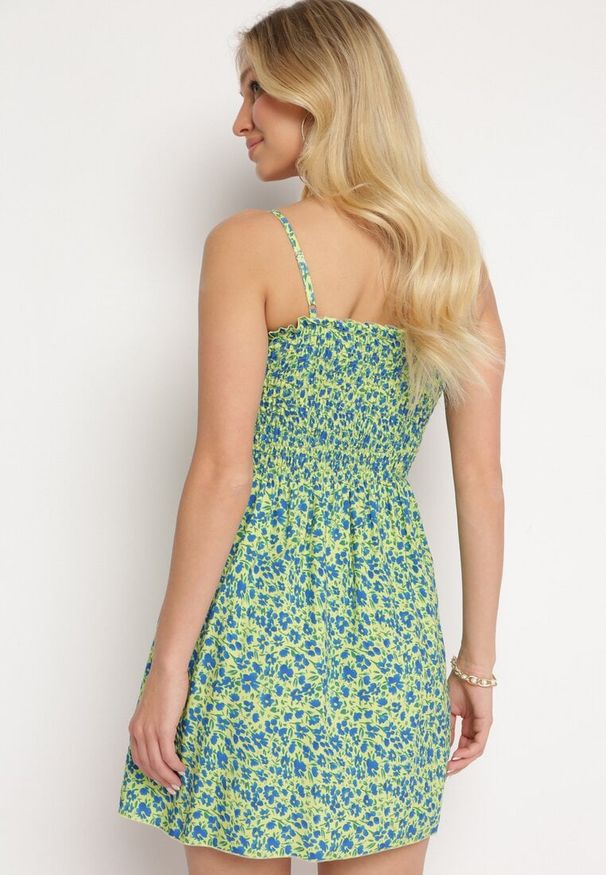 Born2be - Jasnozielona Sukienka Bawełniana na Ramiączkach z Gumką w Pasie Tessaray. Okazja: na co dzień. Typ kołnierza: dekolt kwadratowy. Kolor: zielony. Materiał: bawełna. Długość rękawa: na ramiączkach. Sezon: lato. Styl: casual, elegancki, wizytowy