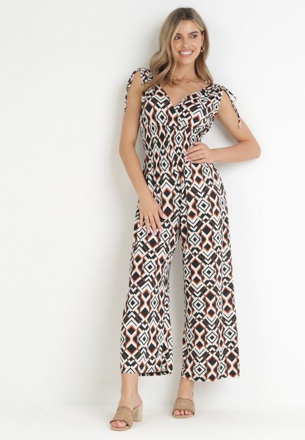 Born2be - Brązowy Wzorzysty Kombinezon z Kopertowym Dekoltem i Gumką w Pasie z Wiskozy Kathla. Kolor: brązowy. Materiał: wiskoza. Długość rękawa: bez rękawów. Długość: długie. Sezon: wiosna, lato