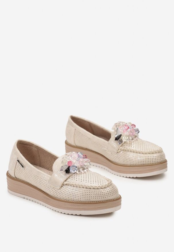 Born2be - Beżowe Mokasyny na Platformie Ozdobione Kryształkami i Perforacją Emiria. Okazja: na co dzień. Nosek buta: okrągły. Kolor: beżowy. Materiał: jeans, skóra. Wzór: aplikacja. Obcas: na platformie. Styl: casual, elegancki, klasyczny. Wysokość obcasa: niski