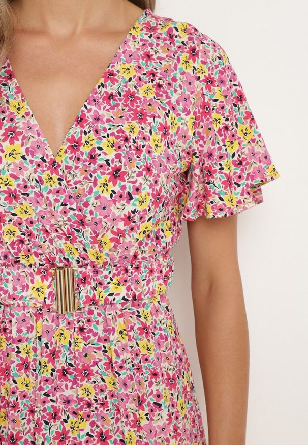 Born2be - Różowa Wiskozowa Sukienka z Kopertowym Dekoltem i Gumką w Pasie z Paskiem i Rozcięciem Vikama. Okazja: na spacer, na imprezę. Typ kołnierza: dekolt kopertowy. Kolor: różowy. Materiał: wiskoza. Typ sukienki: kopertowe. Styl: elegancki