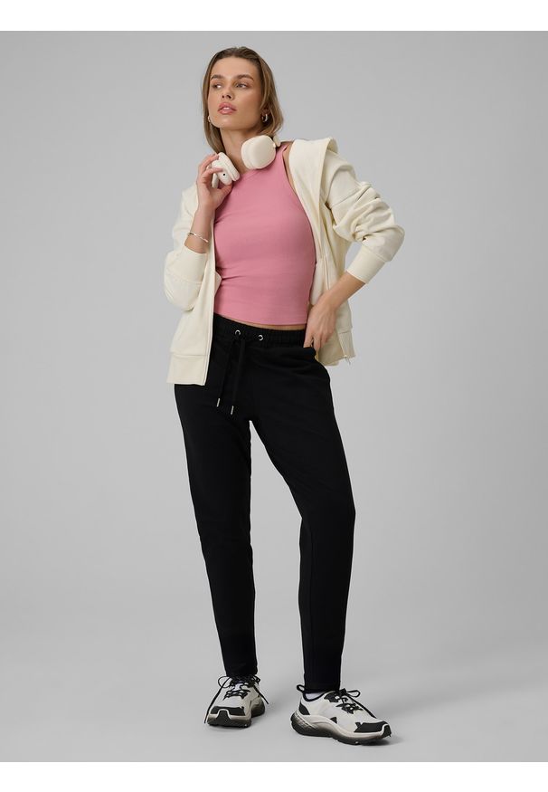 4f - 4F Spodnie dresowe damskie - czarne S. Stan: podwyższony. Kolor: czarny. Materiał: dresówka. Sport: turystyka piesza, fitness