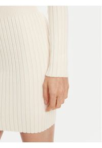 Guess Sukienka dzianinowa W5YK28 Z30I2 Écru Slim Fit. Materiał: wiskoza