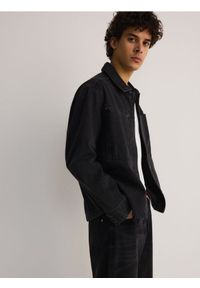 Reserved - Jeansowa koszula regular fit - czarny. Kolor: czarny. Materiał: jeans