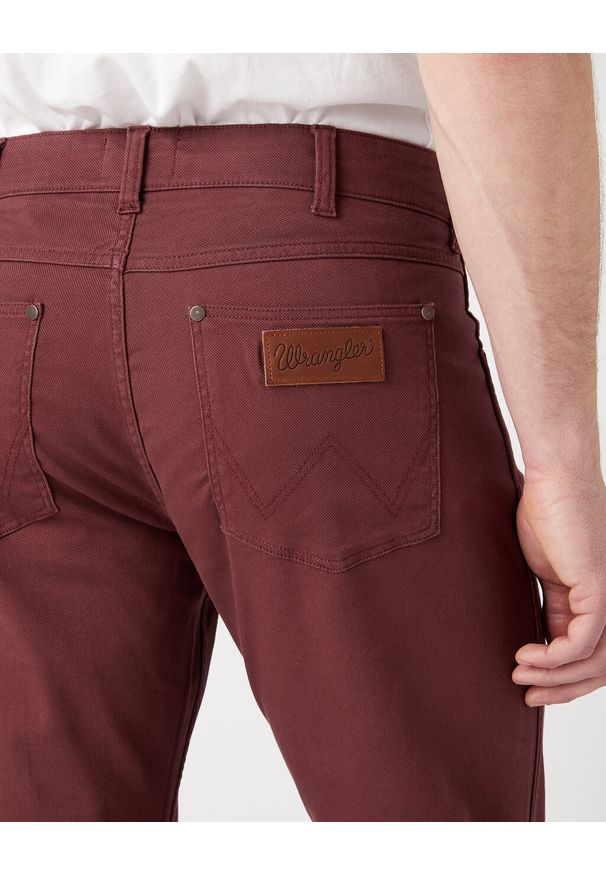 Wrangler - WRANGLER MĘSKIE SPODNIE MATERIAŁOWE GREENSBORO DAHLIA 112341468 W15Q016299