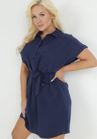 Born2be - Granatowa Koszulowa Sukienka z Krótkim Rękawem i Wiązaniem w Pasie Mistie. Kolekcja: plus size. Kolor: niebieski. Materiał: materiał. Długość rękawa: krótki rękaw. Wzór: gładki. Sezon: wiosna, lato. Typ sukienki: koszulowe. Długość: midi #1