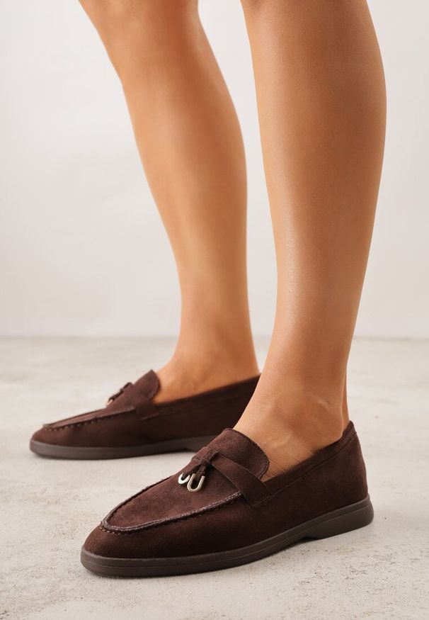 Renee - Brązowe Mokasyny z Ekozamszu Zdobione Metaliczną Zawieszką Ralselia. Okazja: na co dzień, do pracy, na spotkanie biznesowe. Kolor: brązowy. Wzór: aplikacja. Obcas: na obcasie. Styl: biznesowy, casual