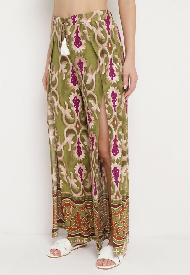 Born2be - Zielono-Fioletowe Wiskozowe Spodnie w Ornamentalny Print z Wycięciami na Szerokich Nogawkach Rioleth. Stan: podwyższony. Kolor: zielony. Materiał: wiskoza. Wzór: nadruk. Sezon: lato. Styl: wakacyjny, boho