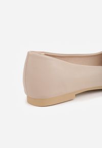Born2be - Beżowe Eleganckie Balerinki z Kwadratowym Noskiem i Ozdobną Klamerką Helliana. Okazja: do pracy, na co dzień, na spotkanie biznesowe. Kolor: beżowy. Materiał: jeans. Sezon: lato. Styl: elegancki #5