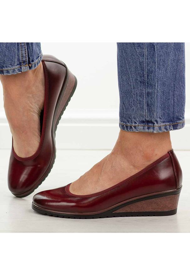 Czerwone czółenka damskie na koturnie Vinceza 58628. Okazja: na co dzień. Nosek buta: okrągły. Kolor: czerwony. Materiał: skóra. Szerokość cholewki: normalna. Sezon: wiosna, lato, jesień. Obcas: na koturnie. Styl: casual, klasyczny, elegancki