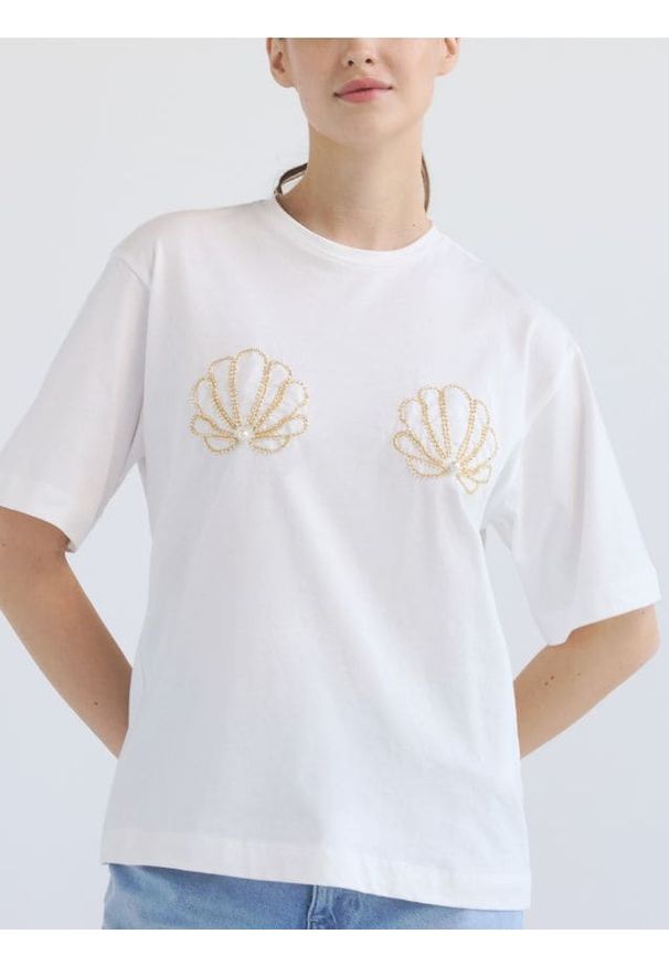 Reserved - T-shirt z ozdobną aplikacją - złamana biel. Materiał: bawełna. Wzór: aplikacja