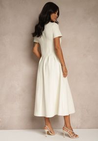 Renee - Jasnobeżowa Casualowa Sukienka z Bawełną Zeredira. Okazja: na co dzień. Kolor: beżowy. Materiał: bawełna. Styl: casual #2