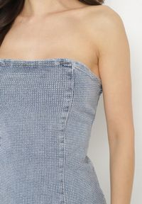 Born2be - Niebieska Jeansowa Sukienka z Dekoltem Typu Bandeau Ozdobiona Cyrkoniami Tillevia. Okazja: na co dzień. Kolor: niebieski. Materiał: jeans. Wzór: aplikacja. Typ sukienki: proste. Styl: casual, elegancki. Długość: midi #5