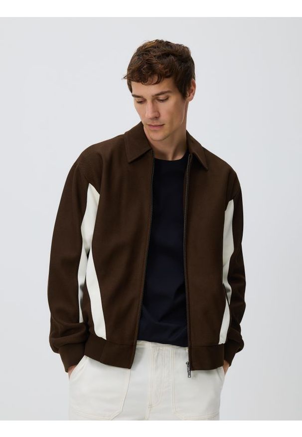 Reserved - Kurtka z kołnierzem - ciemnobrązowy. Kolor: brązowy. Materiał: dzianina