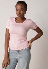 Born2be - Różowy Prążkowany T-shirt Ozdobiony po Bokach Marszczeniem Nedisa. Okazja: na co dzień. Kolor: różowy. Materiał: prążkowany. Wzór: aplikacja. Styl: casual #7