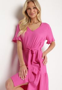 Born2be - Fuksjowa Sukienka Pudełkowa z Materiałowym Paskiem i Falbanką Dimovas. Typ kołnierza: dekolt w kształcie V. Kolor: różowy. Materiał: materiał #3