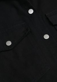 Born2be - Czarna Bawełniana Kurtka Jeansowa o Koszulowym Kroju na Napy Yrelola. Okazja: na co dzień, do pracy. Kolor: czarny. Materiał: jeans, bawełna. Długość: długie. Styl: casual, klasyczny #5