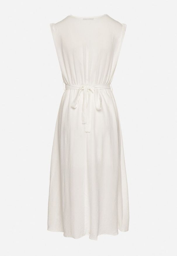 Born2be - Biała Rozkloszowana Sukienka Ozdobiona Paskiem z Klamrą Tinilsa. Okazja: na spacer. Kolor: biały. Wzór: aplikacja. Typ sukienki: kopertowe. Styl: elegancki