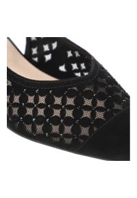 Czółenka damskie S.Barski, cholewka ze skóry naturalnej spiczasty nosek i geometryczny obcas, czarne, CR61-3004. Kolor: czarny. Materiał: skóra. Szerokość cholewki: normalna. Wzór: geometria. Obcas: na obcasie. Wysokość obcasa: średni #6