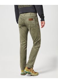 Wrangler - WRANGLER GREENSBORO MĘSKIE SPODNIE MATERIAŁOWE SZTRUKSOWE SZTRUKS DUSTY OLIVE 112356861 W15Q018011. Materiał: materiał, sztruks