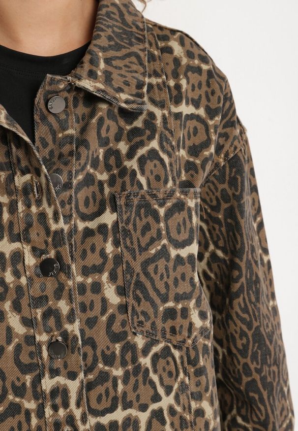 Born2be - Brązowa Kurtka Jeansowa o Koszulowym Kroju w Panterkowy Print Cesina. Kolor: brązowy. Materiał: jeans. Długość rękawa: długi rękaw. Długość: długie. Wzór: nadruk. Styl: elegancki, klasyczny
