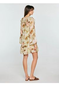 Big-Star - Sukienka damska mini z wiskozy w roślinny wzór Amisi 000. Okazja: na co dzień, na spacer. Typ kołnierza: dekolt w serek. Kolor: wielokolorowy. Wzór: nadruk, aplikacja, kwiaty. Materiał: wiskoza. Długość rękawa: długi rękaw. Sezon: lato. Styl: wakacyjny, casual. Długość: mini #5