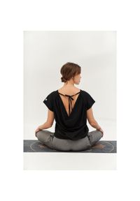 MOONHOLI - Top do jogi Moonholi Gravity Wave Top z wiązaniem na plecach. Kolor: czarny. Sport: joga i pilates