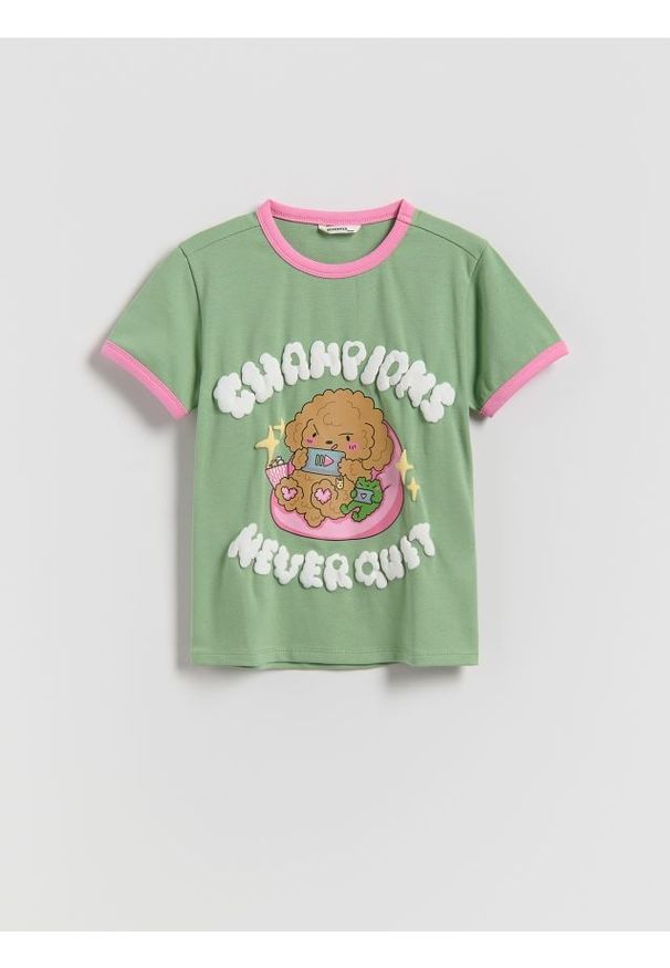 Reserved - Bawełniany t-shirt z nadrukiem Boffie & Poko - oliwkowy. Kolor: oliwkowy. Materiał: bawełna. Wzór: nadruk